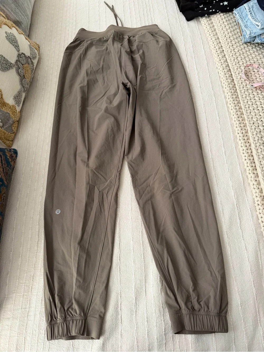 lululemon athletica women Taupe Lightweight Joggers Waist 25 Inseam 28